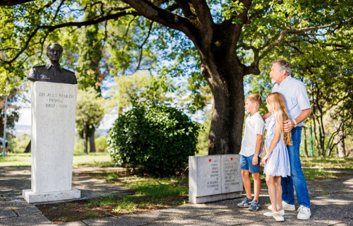 Otroka z dedkom v spominskem parku